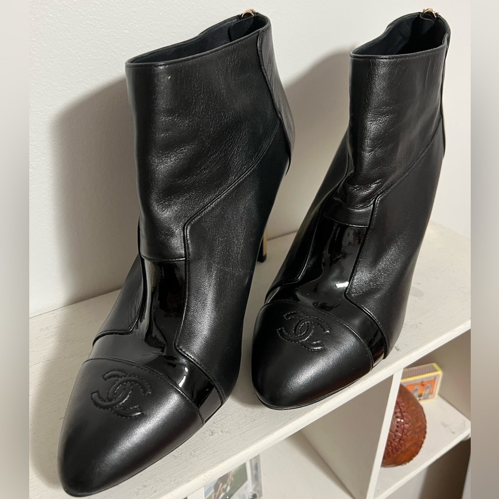CHANEL 40EU Gold Heel Booties